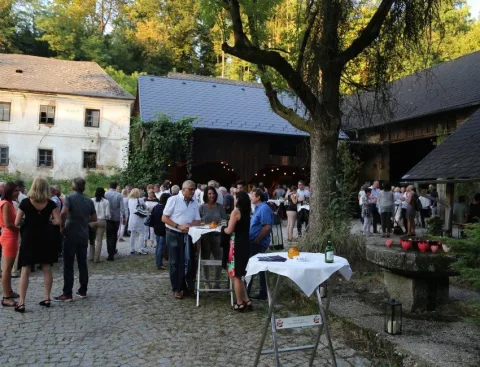 Gäste im Innenhof zwischen Stehtischen