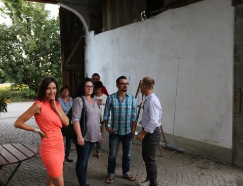 Vier Gäste vor einer weißen Wand