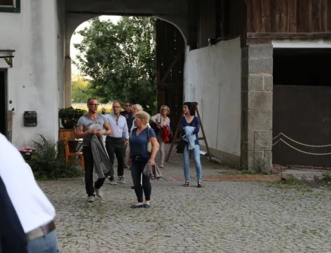 Besucher gehen durch den Torbogen