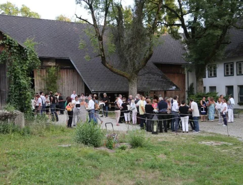 Der Gutshof mit Gästen auf der Wiese