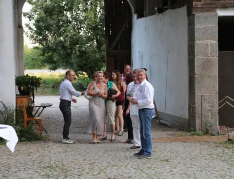 Gäste unter dem Torbogen