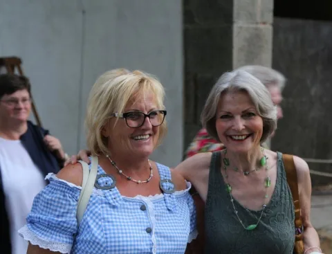 Zwei Besucherinnen im Halbporträt