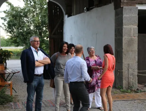Gäste im Gespräch an der Hofmauer