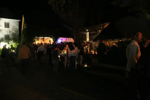 Gäste im Hof bei Abendlicht