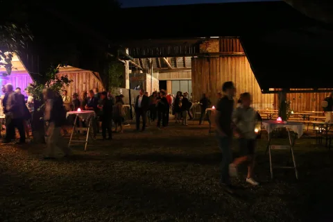 Der Hof mit Gästen und farbiger Beleuchtung