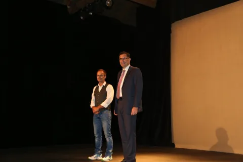 Zwei Darsteller auf der Bühne