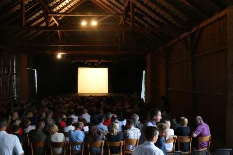 Die Scheune mit Publikum und Leinwand