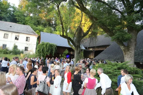 Gäste im Hof vor dem Gutshof