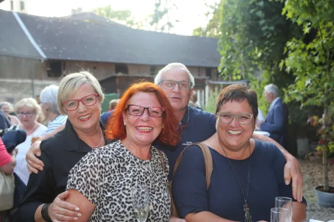Vier Gäste im Gruppenbild