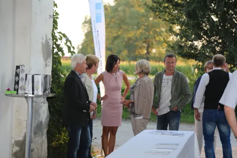 Gäste an Stehtischen im Hof