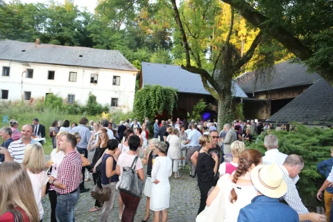 Gäste im Hof bei Abendsonne