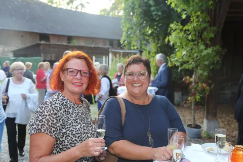 Zwei Besucherinnen mit Gläsern
