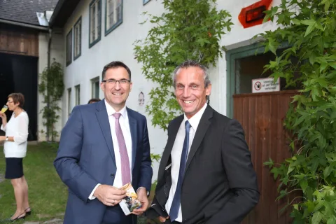 Zwei Gäste im Anzug vor dem Hoftor