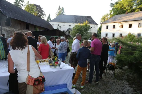 Gäste an einem Buffettisch im Hof