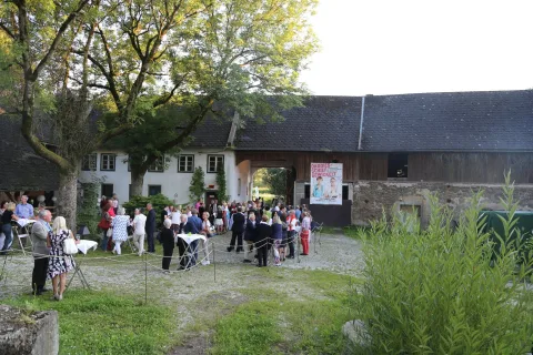 Der Hof mit Stehtischen und Besuchern
