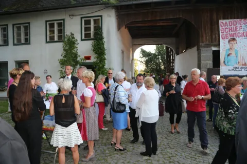Besucher unter dem Torbogen