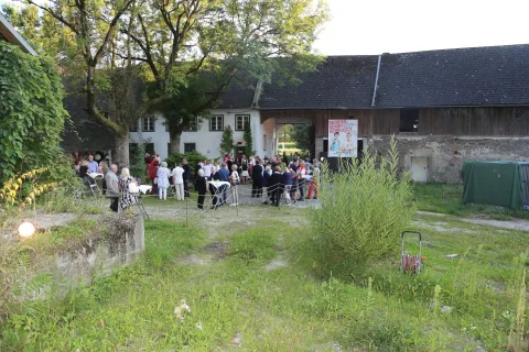 Blick über den Hof mit Gästen