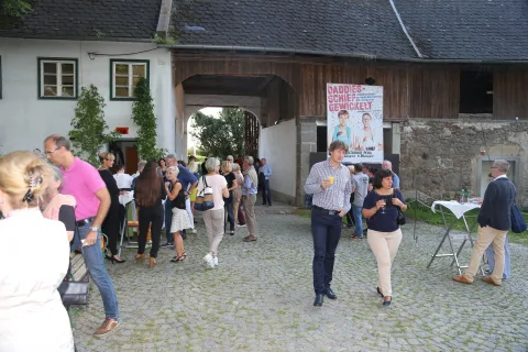 Besucher gehen durch den Torbogen