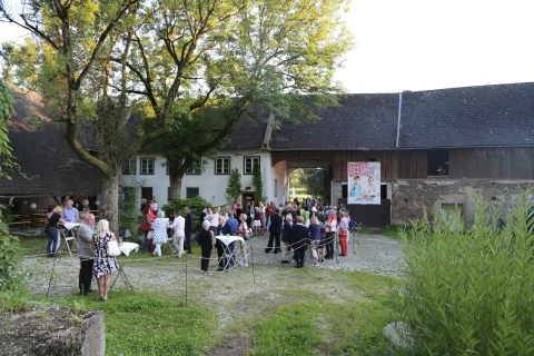 Gäste im Hof zwischen Bäumen