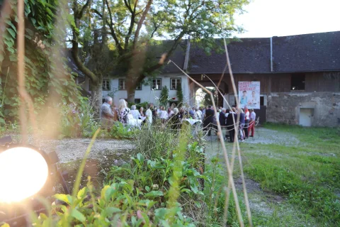 Der Hof im Gegenlicht mit Besuchern