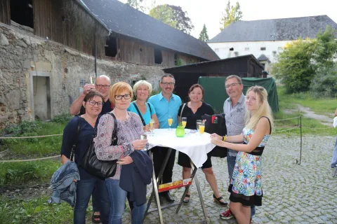 Sechs Gäste an einem Stehtisch