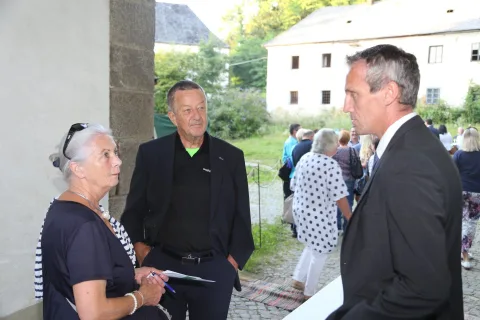 Gäste im Hof, einer mit Unterlagen
