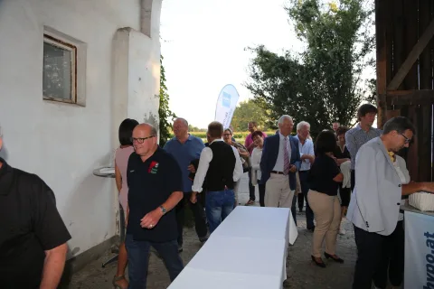 Gäste an einer weißen Tafel vor dem Gebäude