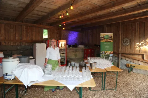 Ein gedeckter Ausschanktisch in der Scheune