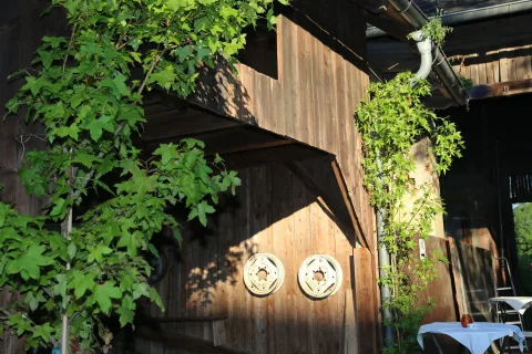 Die Holzfassade der Scheune mit Lampen