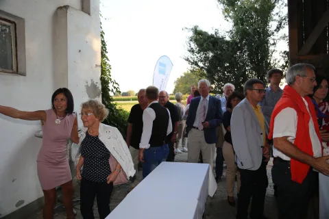 Gäste an der weißen Tafel im Hof