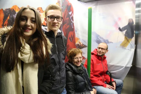 Vier Gäste am Fotopunkt vor der Bergkulisse.