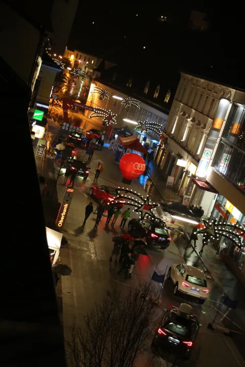 Blick von oben auf die weihnachtlich beleuchtete Einkaufsstraße.