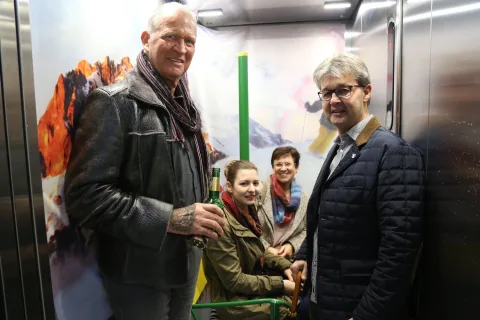 Zwei Männer im Gespräch am Fotopunkt.
