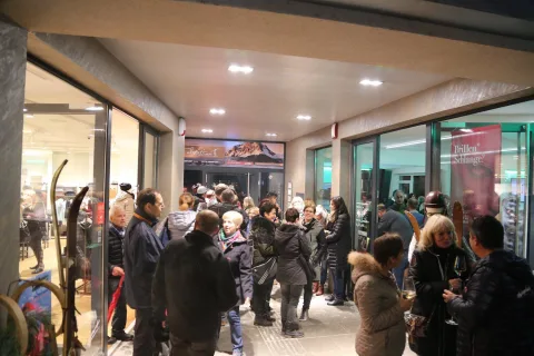 Blick in das volle Geschäft mit Gästen zwischen den Auslagen.