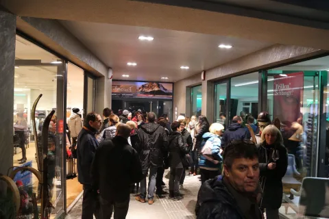 Dicht besetzter Verkaufsraum voller Besucherinnen und Besucher.