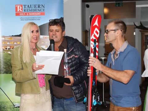 Übergabe des Hauptpreises vor dem Sponsorbanner.