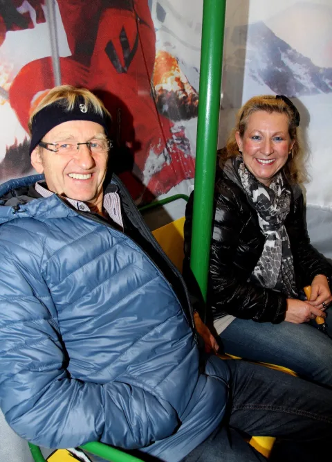 Zwei Gäste sitzen im Sessellift des Fotopunkts.