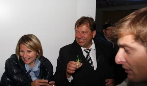 Gäste im Gespräch mit Getränken.
