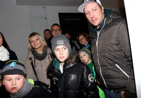 Eine Familie mit Kindern in Winterkleidung im Verkaufsraum.