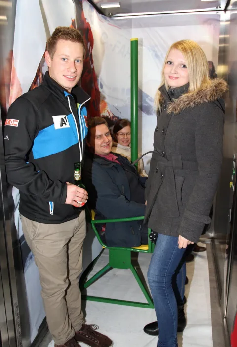 Zwei junge Gäste am Fotopunkt, einer im Trainingsanzug des Skiteams.