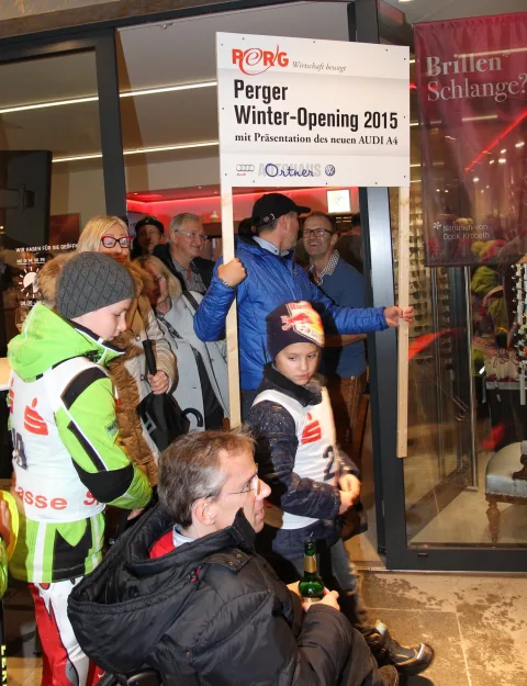 Kinder mit Startnummern vor dem Schild „Perger Winter-Opening 2015“.