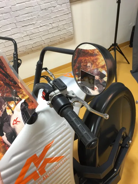 Nahaufnahme des Lenkers eines weißen Elektro-Motorrads mit Rückspiegel