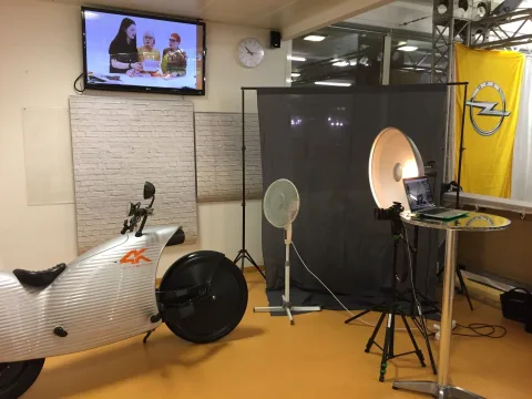 Ein Fotostudio am Messestand mit Softbox, Kamera und dem Elektro-Motorrad als Motiv