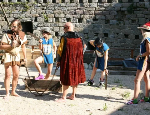 Darsteller mit Schubkarre und Speeren im Burghof