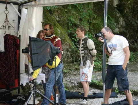 Das Team beim Aufbau mit Kamera und Aufhellern vor einer Ruine