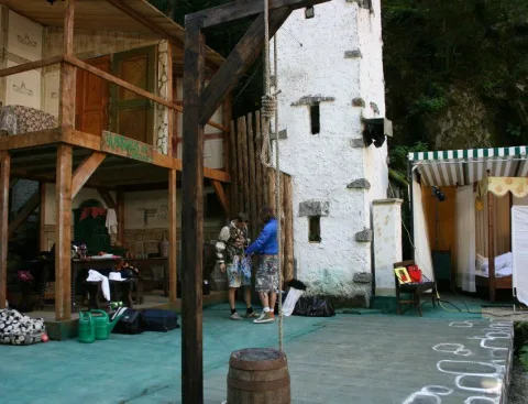 Das Set vor einem weißen Gebäude mit Holzgerüst und Requisiten