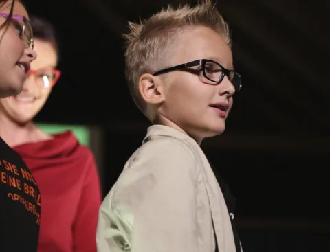 Ein Junge mit Brille im Halbprofil