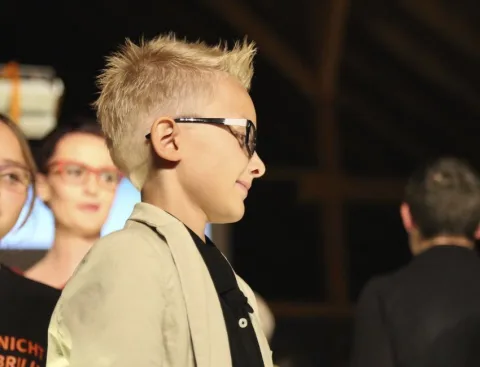 Ein Junge mit Brille im Profil