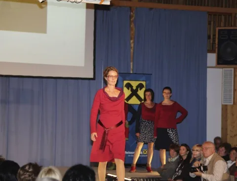 Eine Darstellerin im roten Kleid auf der Bühne