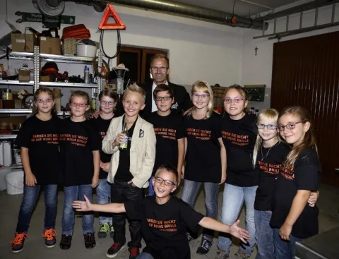Gruppenbild der Kinder hinter der Bühne